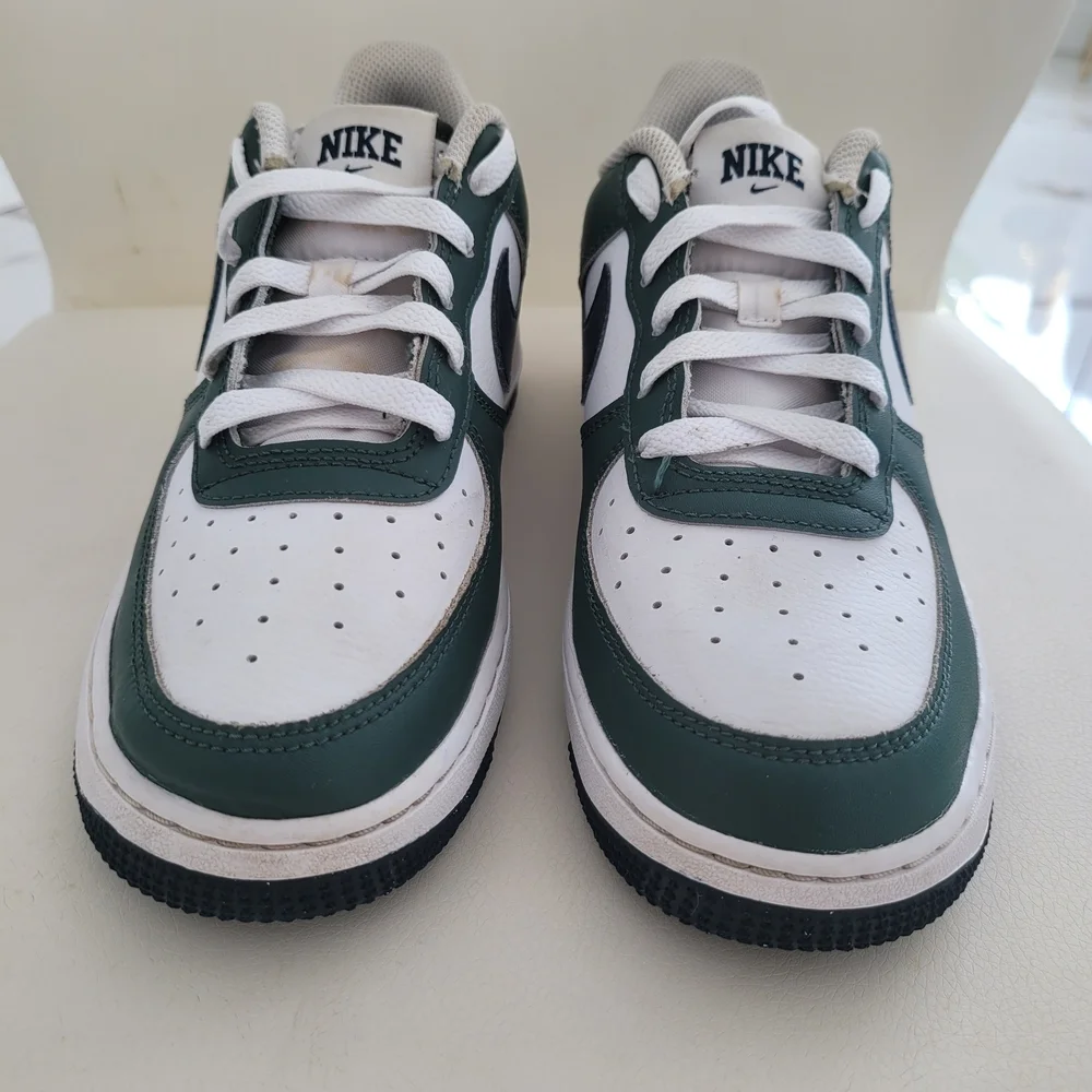 Nike Air Force 1 Low Grade School Lifestyle Shoes (Vintage Green/White/Obsidian)
